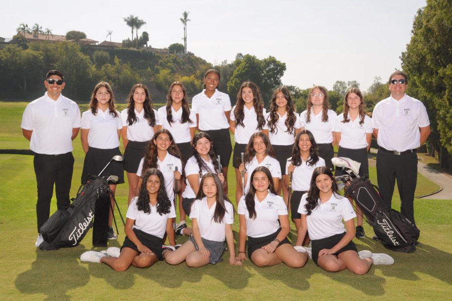 The+2022-2023+girls%E2%80%99+Varsity+Golf+Team+%0APoses+for+their+group+photo+at+the+South+Hills+Country+Club.+%0A